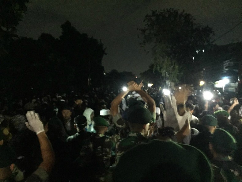 Suasana Tak Kondusif, TNI Rayu Massa Aksi Perlahan Mundur dari Petamburan