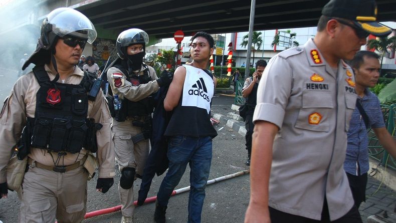 Bentrokan di Slipi, Polisi Dihujani Molotov dan Pecahan Kaca