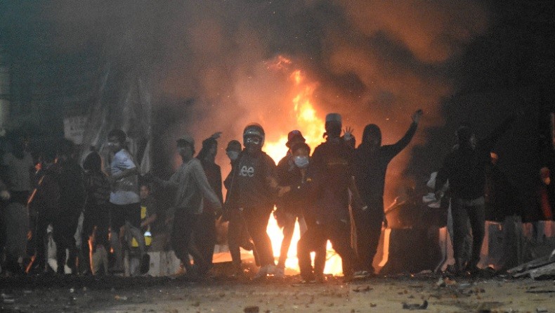 Ricuh Demo Bawaslu Merembet ke Jalan Sabang, Massa Bakar Pembatas Jalan