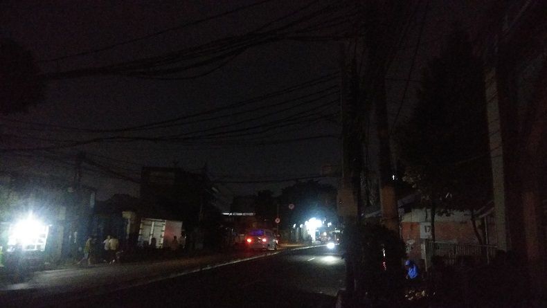 Mencekam, Lampu Penerangan Jalan di Petamburan Mati Total saat Ricuh