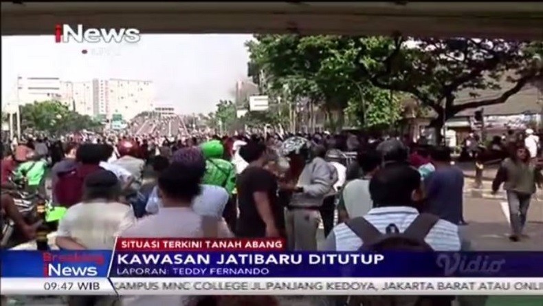 Massa Padati Jalan Jati Baru Tanah Abang Jakarta Pusat, Asap Hitam Mengepul