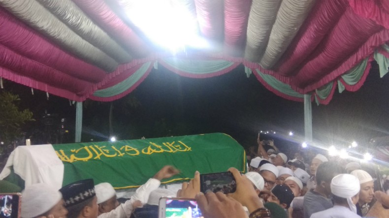 Isak Tangis Keluarga dan Jemaah Antar Arifin Ilham ke Peristirahatan Terakhir