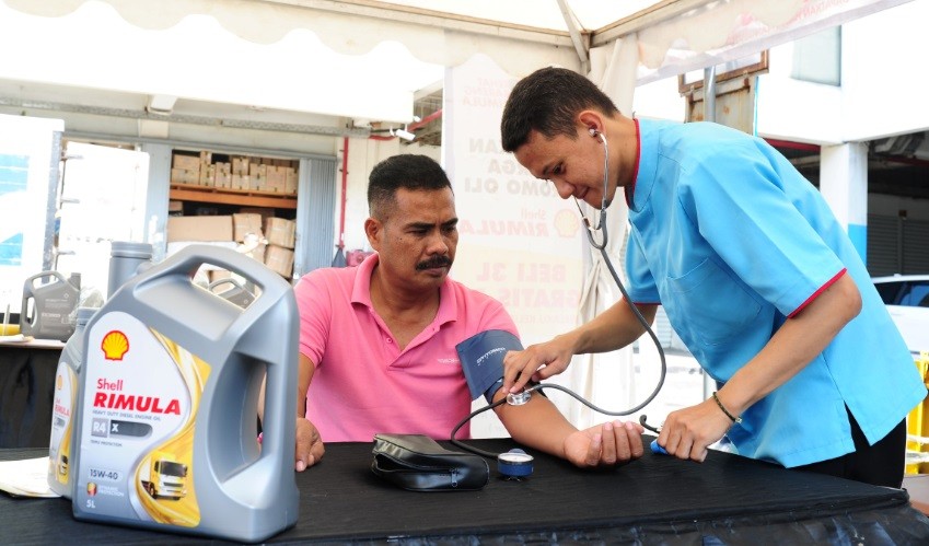 Shell Berikan Cek Kesehatan Gratis Pengemudi Truk pada Puasa