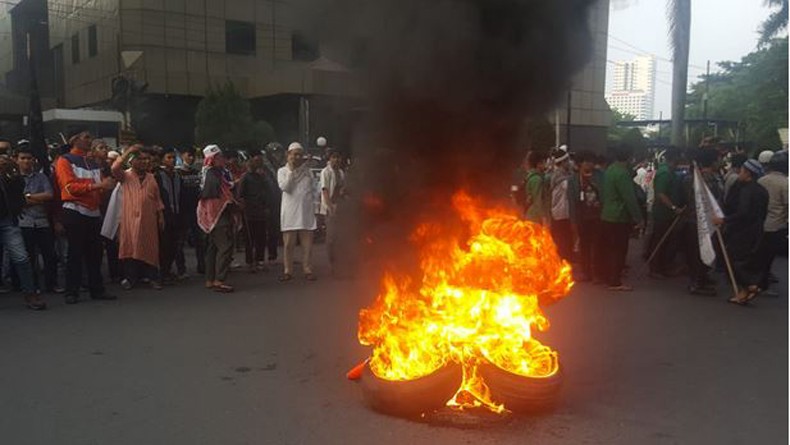 Demo GNKR di Medan Memanas, Massa Bakar Ban dan Blokade Simpang 4 Imam Bonjol