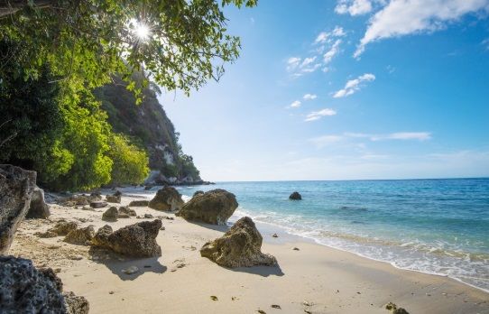 Terpikat Pesona Pantai Batu Putih NTT, Perairan Birunya Mirip Lukisan