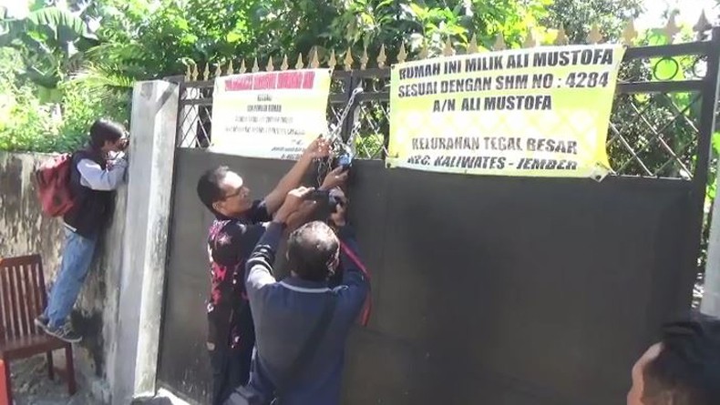 Akses Masuk Ditutup Pagar Tetangga, Ibu di Jember Terusir dari Rumahnya Sendiri