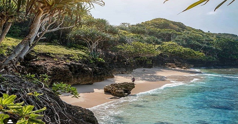 Inspirasi Libur Lebaran ke Malang, Kunjungi Pantai Sumenggung yang Masih Sunyi