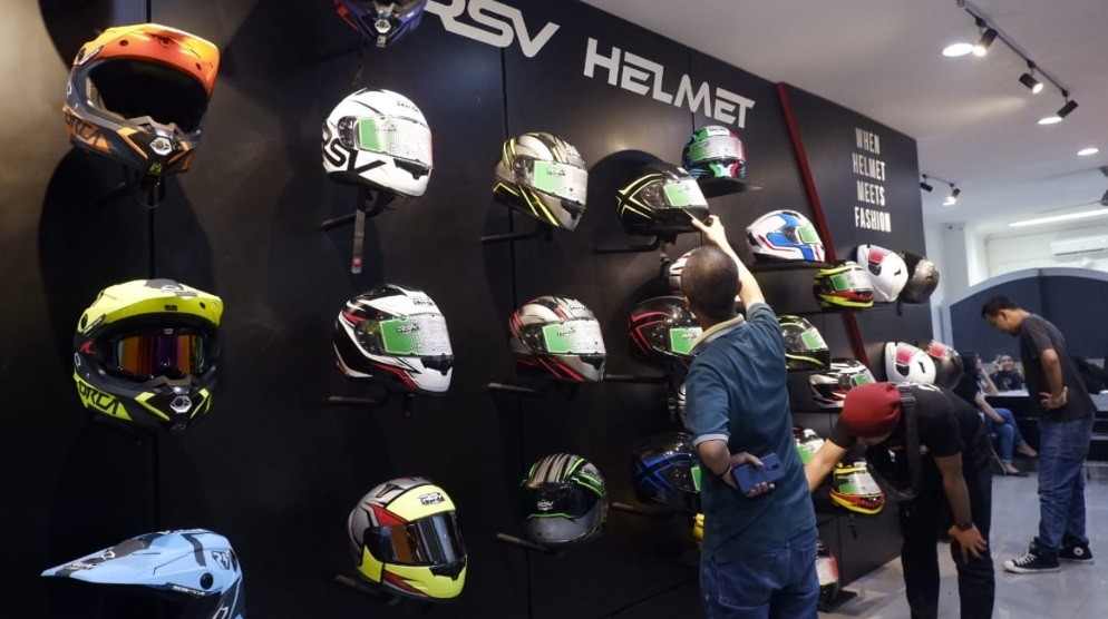 Mudik, Navaro Gelar Edukasi Berkendara Bersama RSV Helmet dan KTM Kalimalang