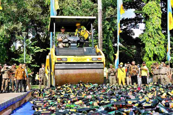 Anies Pimpin Operasi Pemusnahan 18.174 Botol Miras