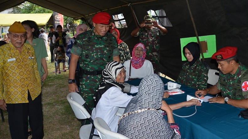 Kopassus Gelar Bakti Sosial Ramadan, Beri Pengobatan untuk Purnawirawan