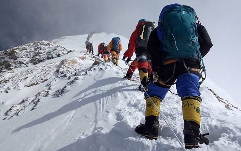 Keren, Pria Buta Ini Berhasil Mencapai Puncak Gunung Everest