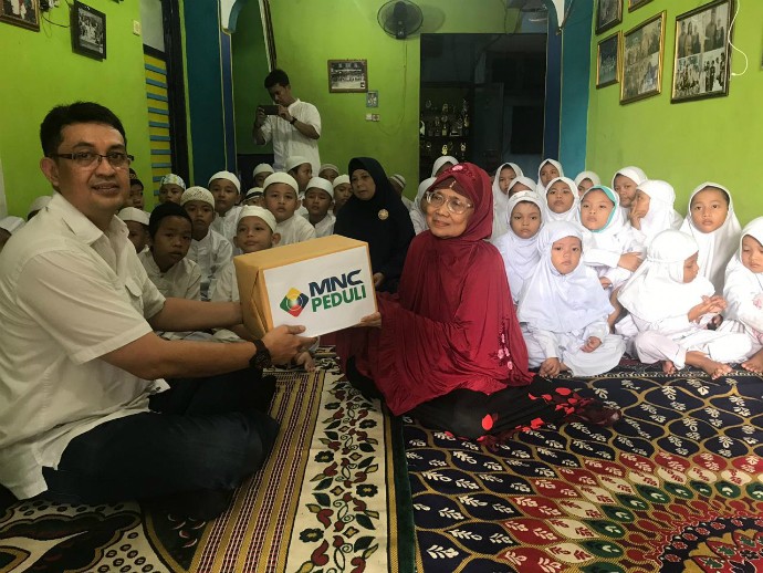 Berbagi Kebahagiaan, MNC Peduli Donasikan Pakaian untuk Yayasan di Menteng