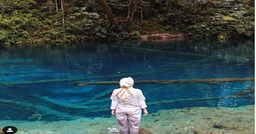 Danau Kaco Tersembunyi di Taman Nasional Kerinci, saat Purnama Tampak Menyala