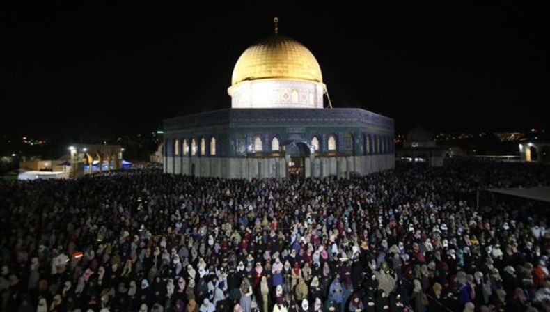 Ratusan Ribu Umat Islam  Padati Kompleks Masjid Al Aqsa di Malam Ke-27 Ramadan