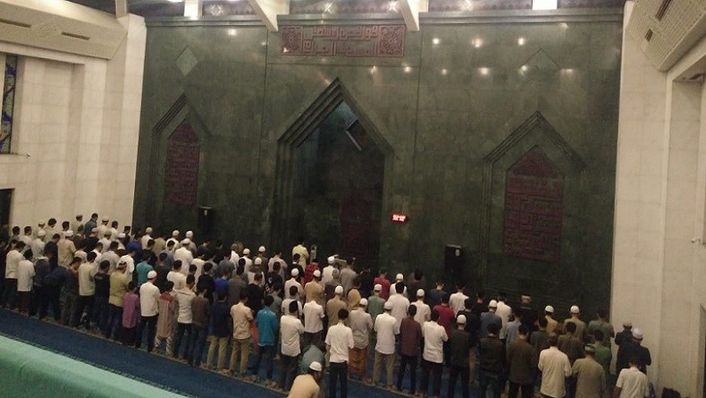 Malam 27 Ramadan di Masjid Bimantara, Jamaah Khusyuk Iktikaf dan Salat Malam
