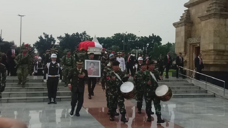 Tembakan Salvo Iringi Pemakaman Ani Yudhoyono di TMP Kalibata