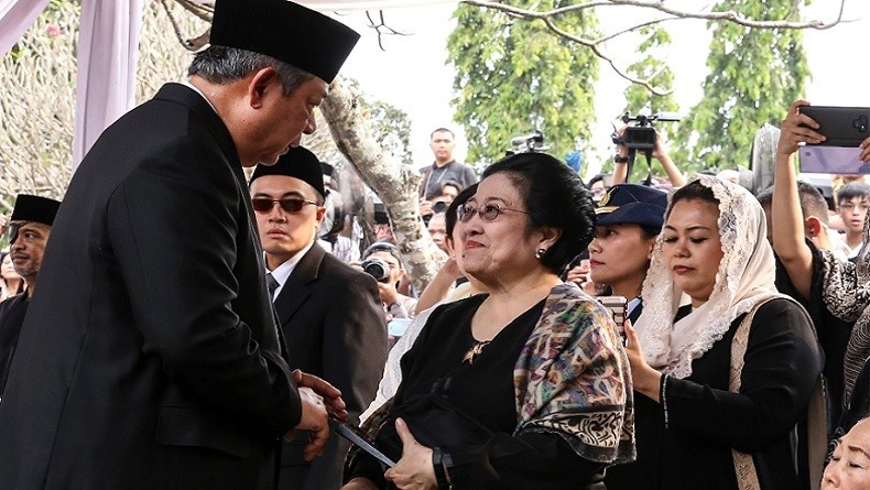 SBY dan Megawati Bersalaman di Pemakaman Ani Yudhoyono, Ini Harapan Demokrat