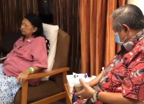 Sikap Manis SBY pada Ani Yudhoyono Bikin Netizen Terharu