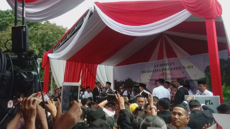 Momen Jokowi Datangi Warga yang Antre Open House, Ada yang Sampai Histeris