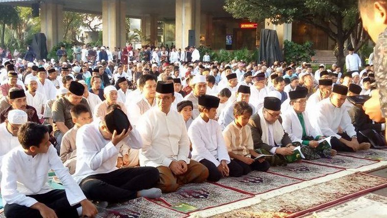Anies Baswedan Salat Id di Balai Kota Bersama Keluarga, Warga dan Pejabat DKI