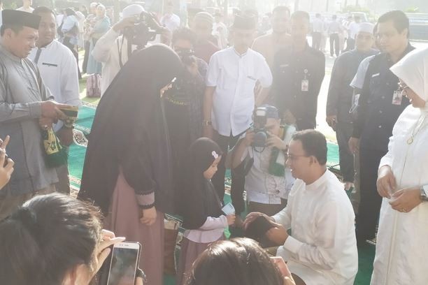 Simpan Uang Dalam Peci, Anies Baswedan Bagi-Bagi THR ke Anak-Anak di Balai Kota