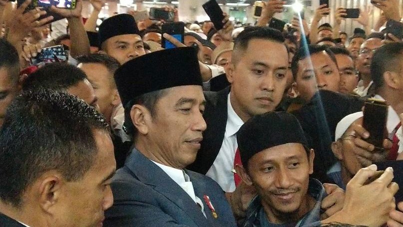 Warga Rebutan Selfie Barang Jokowi Usai Salat Id di Masjid Istiqlal