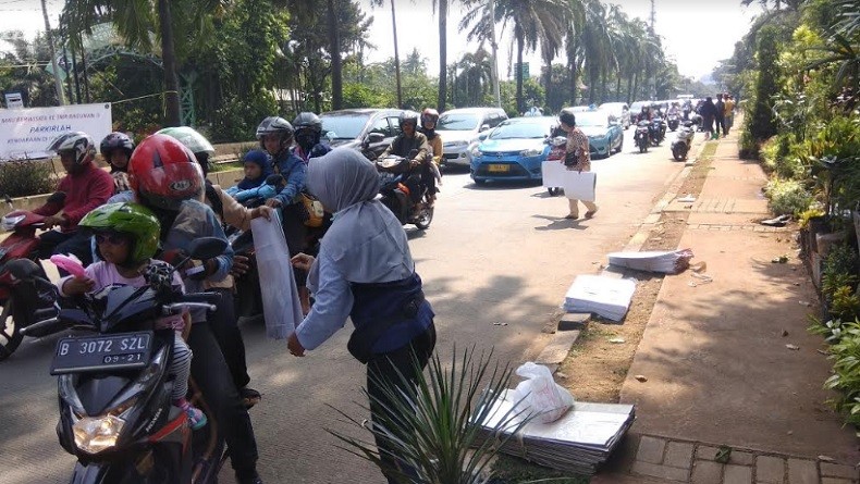 Berkah Lebaran, Isah Panen Rezeki dari Berjualan Tikar di Ragunan