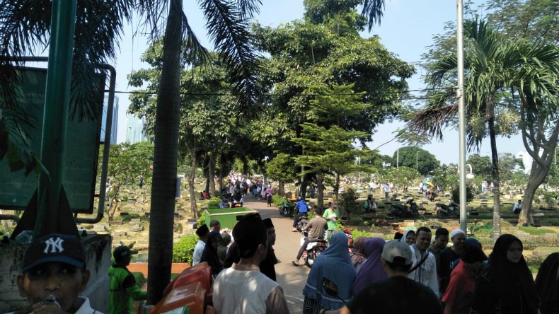 Tak Hanya Tempat Wisata, TPU Karet Bivak Juga Diserbu Warga untuk Ziarah