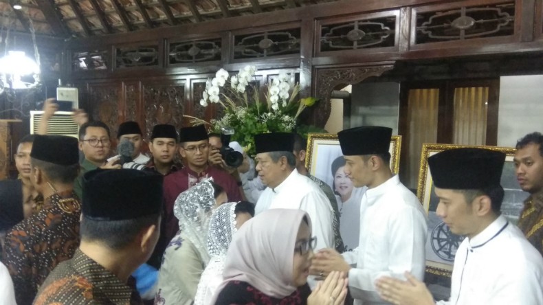 Usai Tahlilan, Ratusan Warga Antusias Ucapkan Belasungkawa ke Keluarga SBY