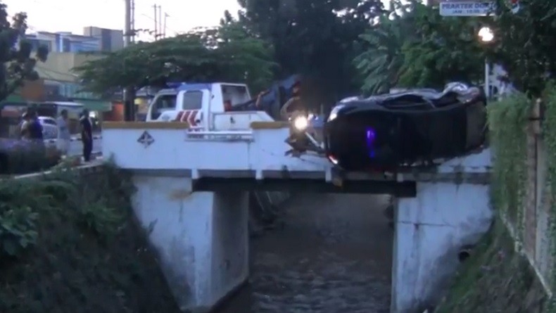 Kebut-kebutan, Sedan Hantam Tiang Listrik di Pasar Minggu, Sopir Tercebur Kali