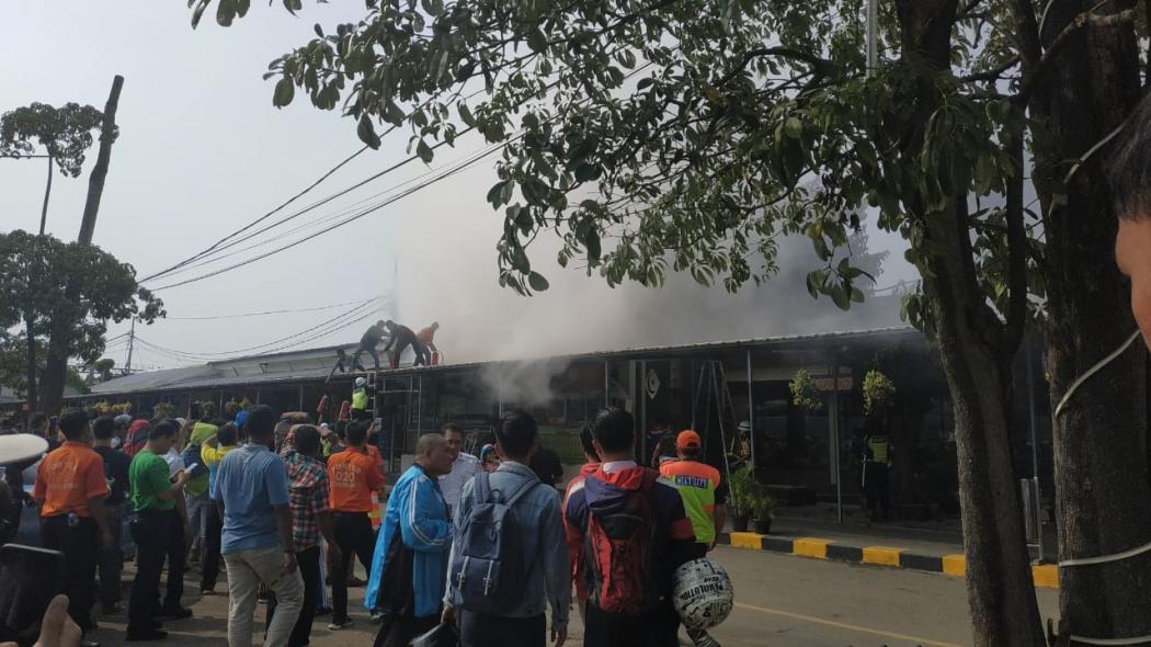Minimarket di Stasiun Pasar Senen Terbakar