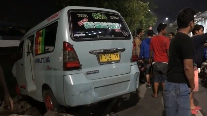 Sopir Diduga Mabuk, Mikrolet Tabrak Tembok di Klender