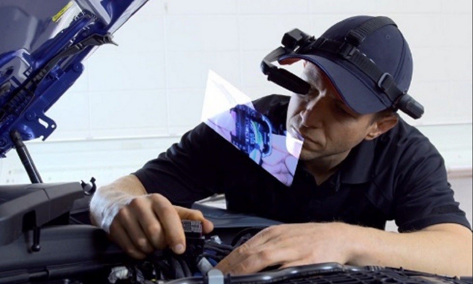 BMW Siapkan Kacamata Pintar Hubungkan Teknisi Dealer dan Ahli