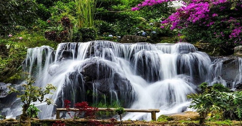 Wisata Bandung, Asyiknya Main di Air Terjun Buatan yang Sembunyi di Kebun Teh