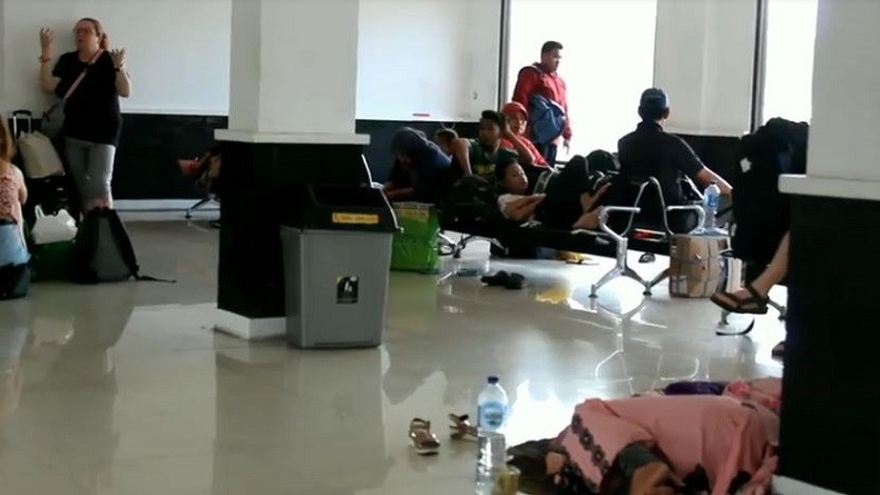 Kapal Tak Bisa Bersandar, Ribuan Penumpang Telantar di Pelabuhan Padangbai Bali