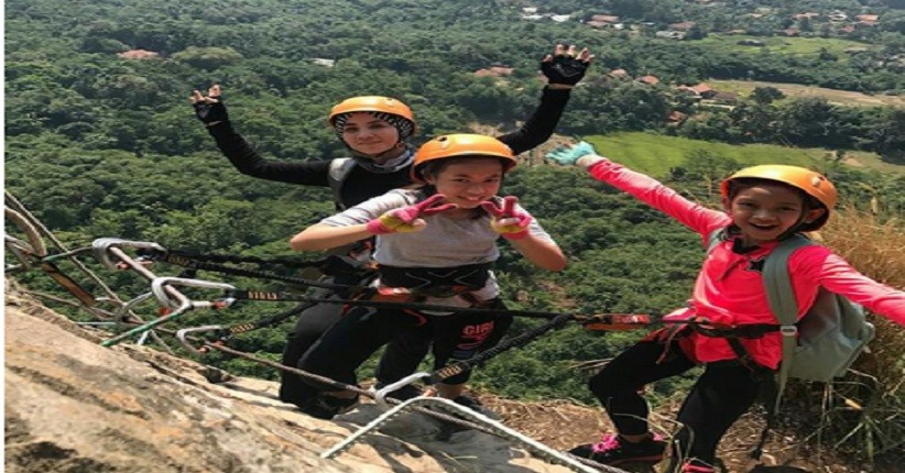 Hobi dengan Kegiatan Mendaki dan Susur Gua, Intip Tips Wisata di Alam Bebas