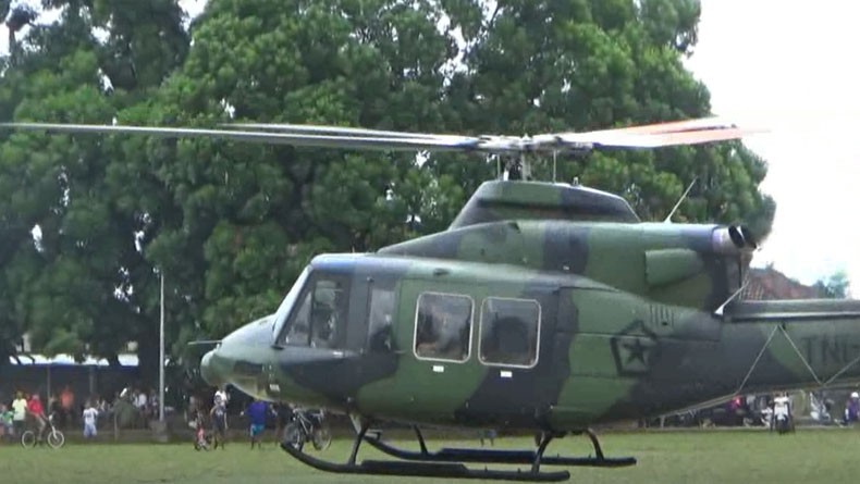 Heli TNI AD Mendarat Darurat akibat Baling-Baling Terlilit Tali Layangan di Bali