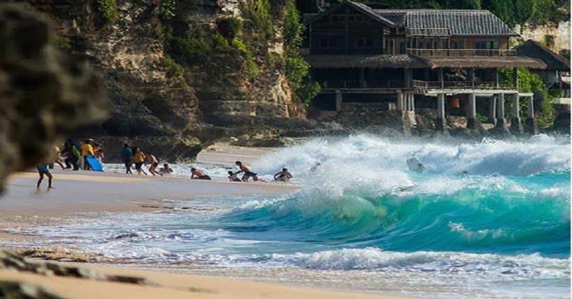 Indah Mirip Pantai Kuta Bali, Dreamland Terkenal Unik karena Karang Terjalnya