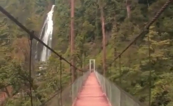 Nikmati Sejuknya Air Terjun Silima Lima, Destinasi Tapanuli yang Diapit 2 Gunung