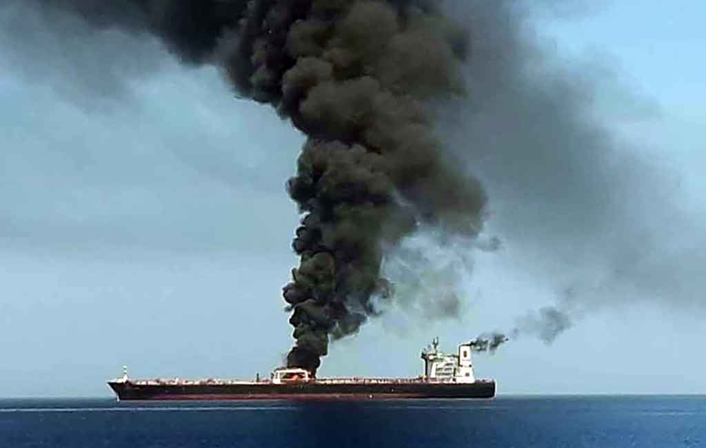 AS Rilis Video Pasukan Iran Pindahkan Ranjau dari Kapal Tanker di Teluk Oman