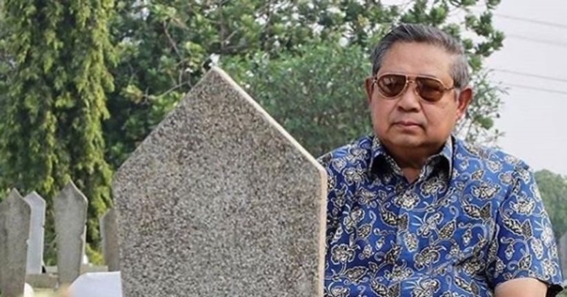 Kunjungi Makam Ani Yudhoyono, SBY Tatap Nisan dengan Haru