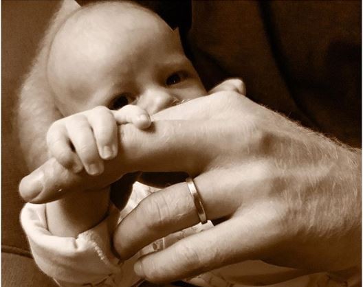 Pangeran Harry-Meghan Markle Rilis Foto Putra Mereka saat Hari Ayah