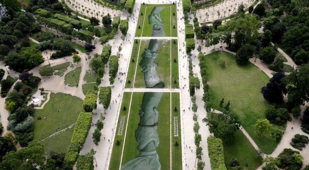 Lukisan Raksasa Dipajang Dekat Menara Eiffel untuk Dukung Imigran