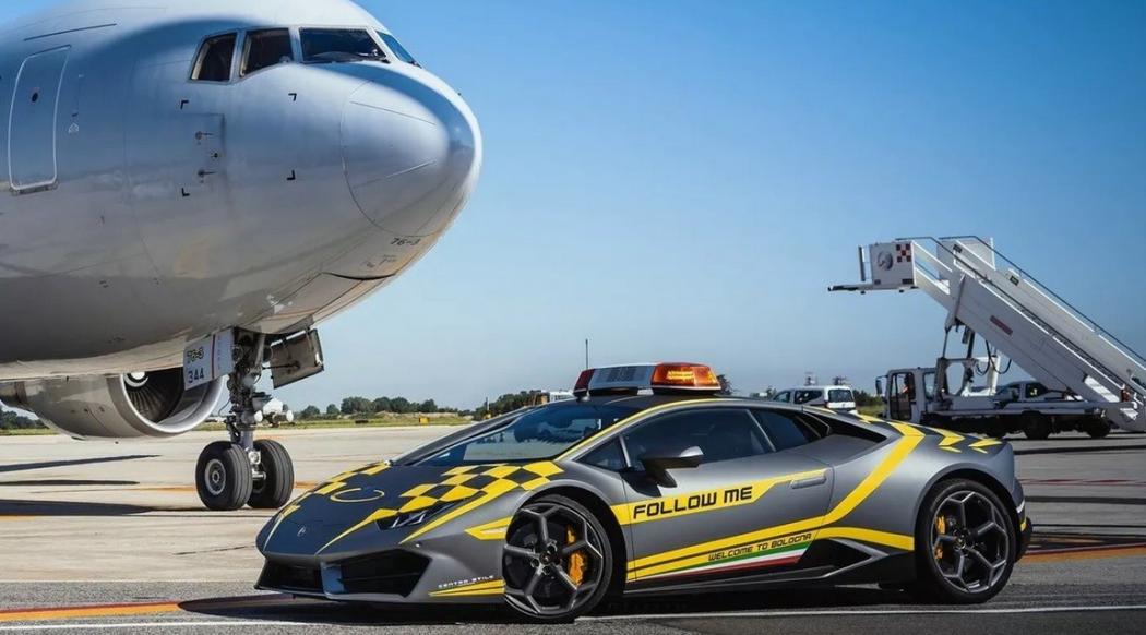 Lamborghini Huracan Jadi Kendaraan Penuntun Pesawat Terbang