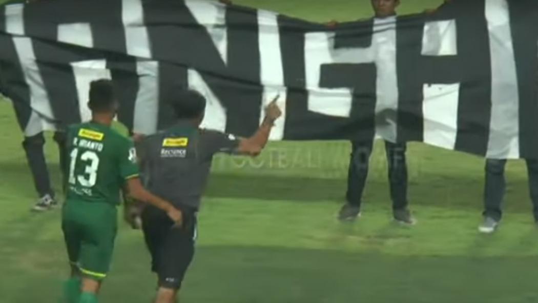 Video Kekesalan Bejo Sugiantoro Usir Bonek dari Lapangan