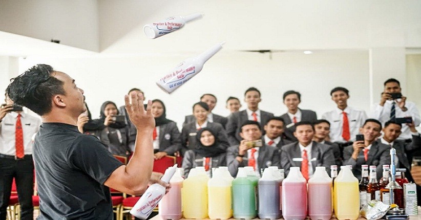 Master Bartender Ajari Mahasiswa Pariwisata Hidangkan Teknik Mixology Minuman