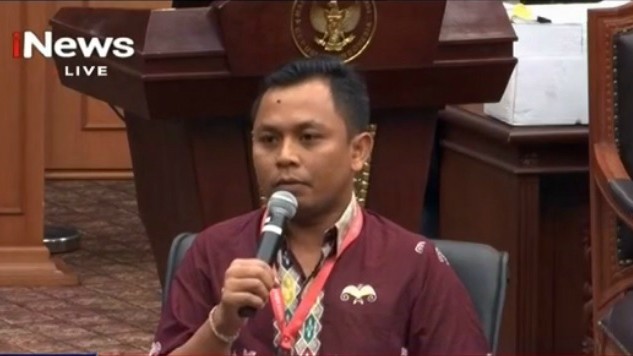 Saksi Tim Jokowi-Ma'ruf: Kubu 01 dan 02 Salat Bareng dan Berpelukan