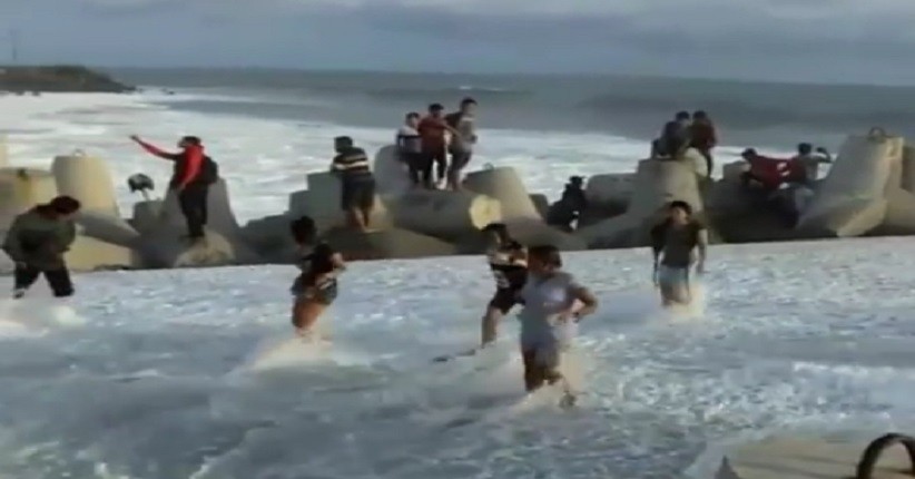 Keseruan Berwisata di Kulonprogo, Dermaga di Pantai Glagah Terlihat Unik