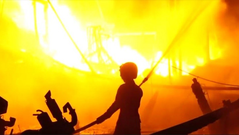 Tabung Gas Elpiji 3 Kg Meledak, Kapal Bermuatan Sembako di OKI Sumsel Terbakar