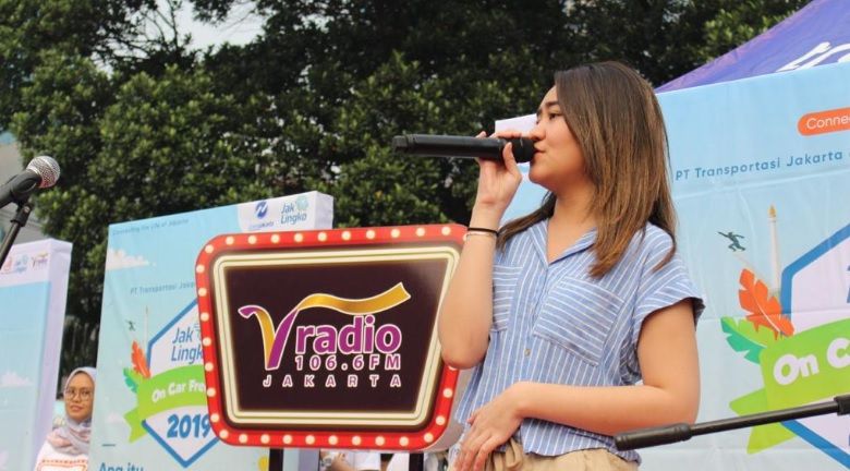 HUT Jakarta, V Radio Ajak Warga Uji Coba Bus Listrik di Car Free Day